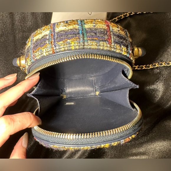 Chanel 2019 Egyptian tweed handle bag - Picture 13 of 16